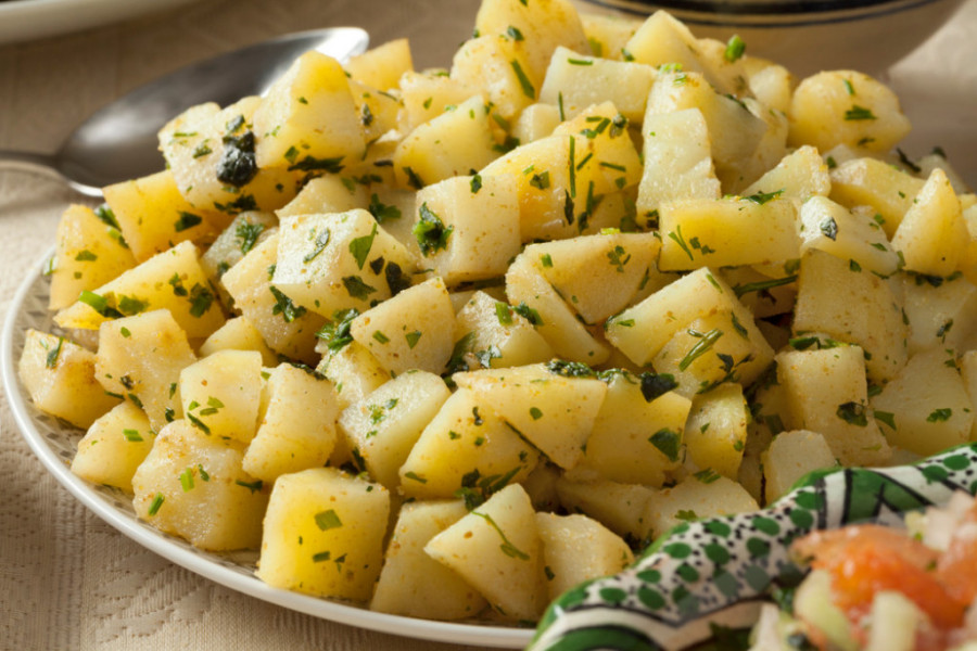 NAJBOLJI OBROK TOKOM VRELIH DANA Turska krompir salata, bez luka, a tako aromatična i osvežavajuća