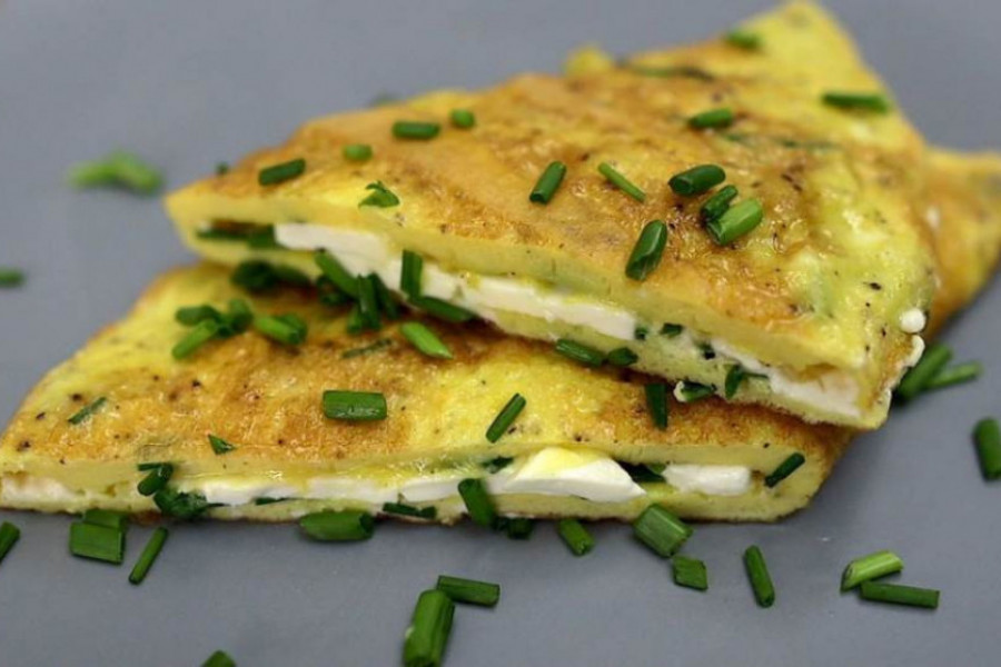 FANTASTIČAN PREDLOG ZA DORUČAK Omlet sa feta sirom, jednostavan i jeftini obrok, koju svi znaju da spreme