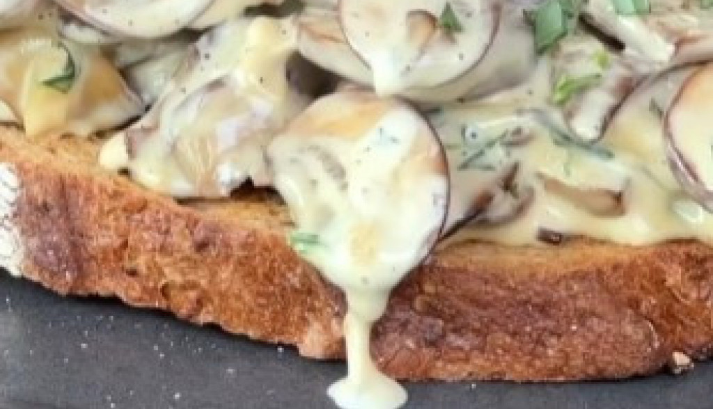 Slasni tost s pečurkama, doručak od samo 5 sastojaka, gotov za 15 minuta (VIDEO)