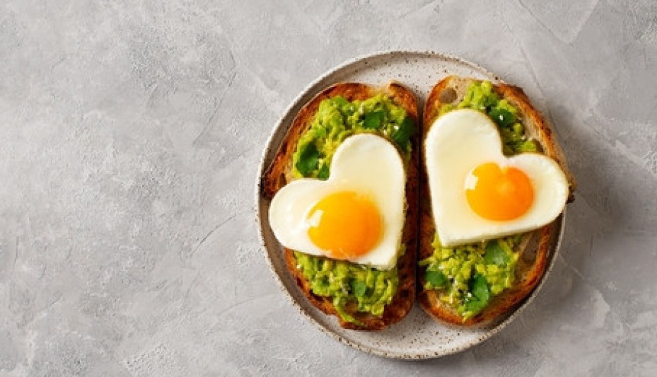 Maštovita ideja za doručak u krevetu GVAKAMOLE NAMAZ na prepečenom hlebu  s jajetom na oko