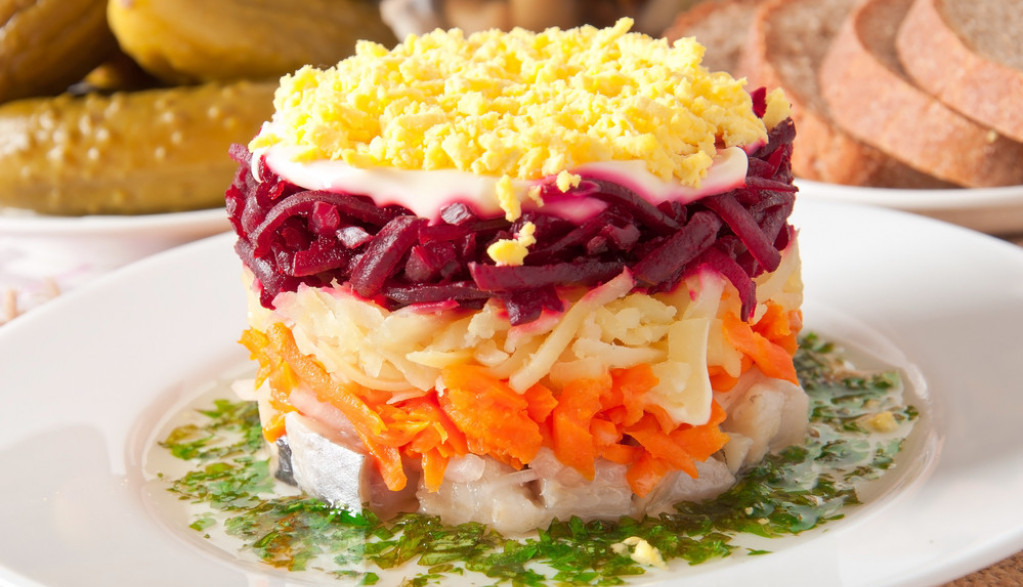 SAVRŠENA ZA PRAZNIČNU TRPEZU Recept za rusku salatu, potpuno drugačiju od one klasične