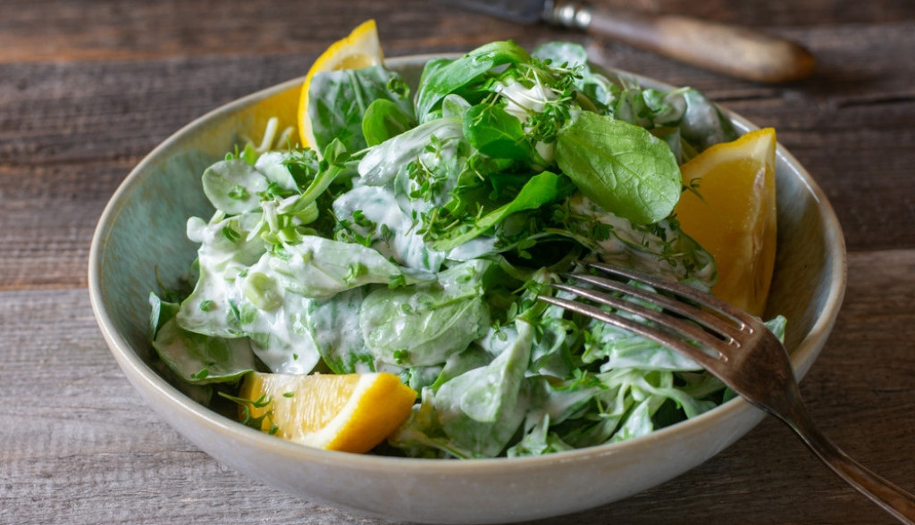 UKUSNO I ZDRAVO Zelena salata sa kremastim prelivom je pravo osveženje