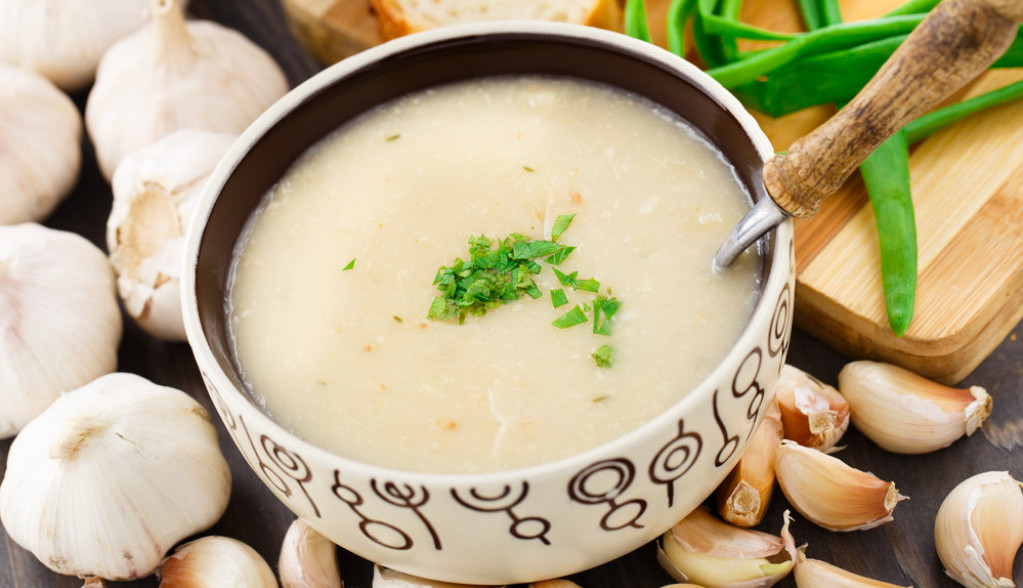 PRAVI MELEM Krem supa od belog luka je jeftina, ukusna i odlična za organizam