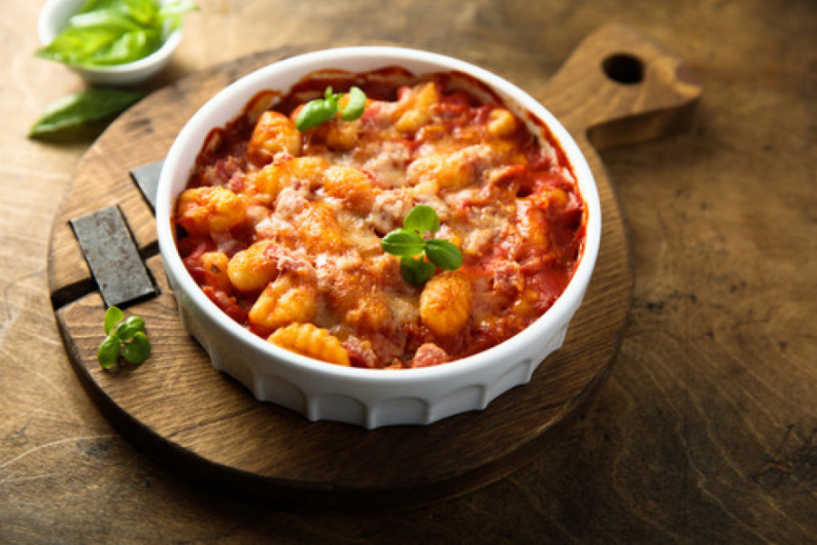 Zapečeni italijanski njoki u sosu od paradajza i spanaća su nutritivno bogat obrok koji će zadovoljiti svačije nepce