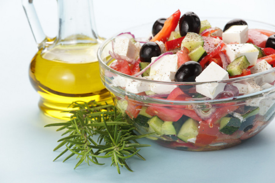NAJBOLJA GRČKA SALATA Bogata je povrćem i sirom, pa u letnjim danima može zameniti obrok