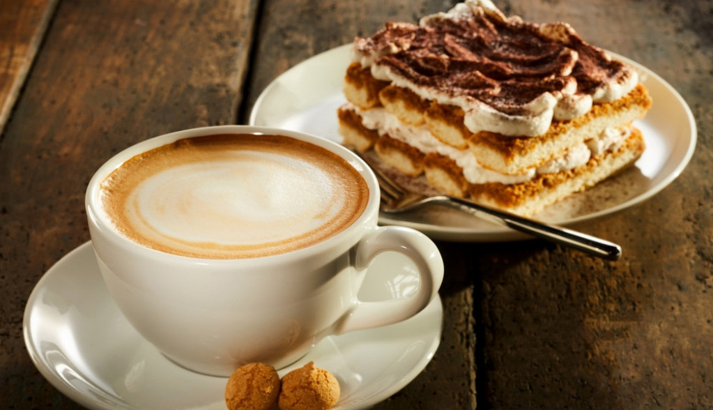 kolač sa kafom i mlekom