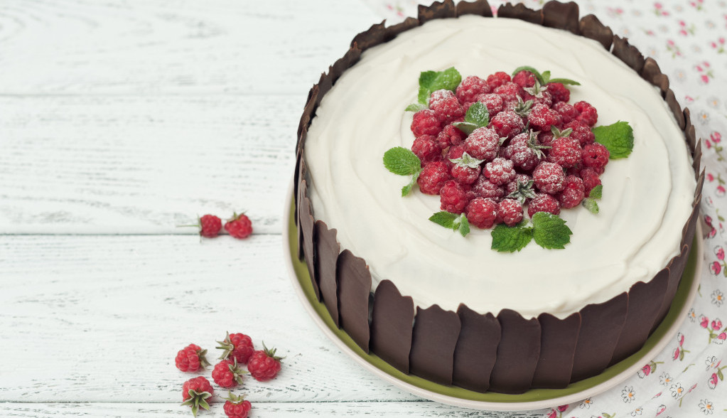 NAJTRAŽENIJI RECEPT ZA TORTU S MALINAMA Raskošna kombinacija čokolade i crvenog voća