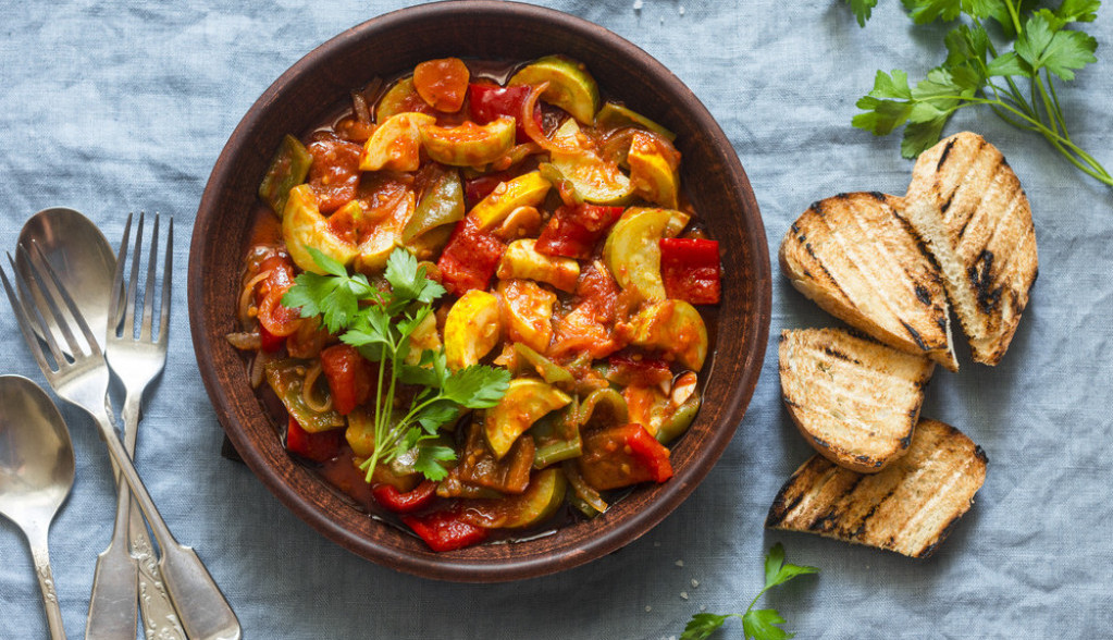 RECEPT ZA OMILJENI LETNJI RUČAK KOD SRBA Domaći đuveč, vrhunski spoj mesa i povrća