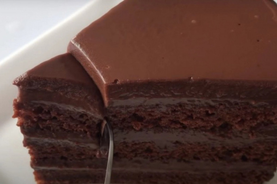 NAJBOLJA GLAZURA ZA TORTU Recept za genaš od crne i bele čokolade, kao iz poslastičarnice