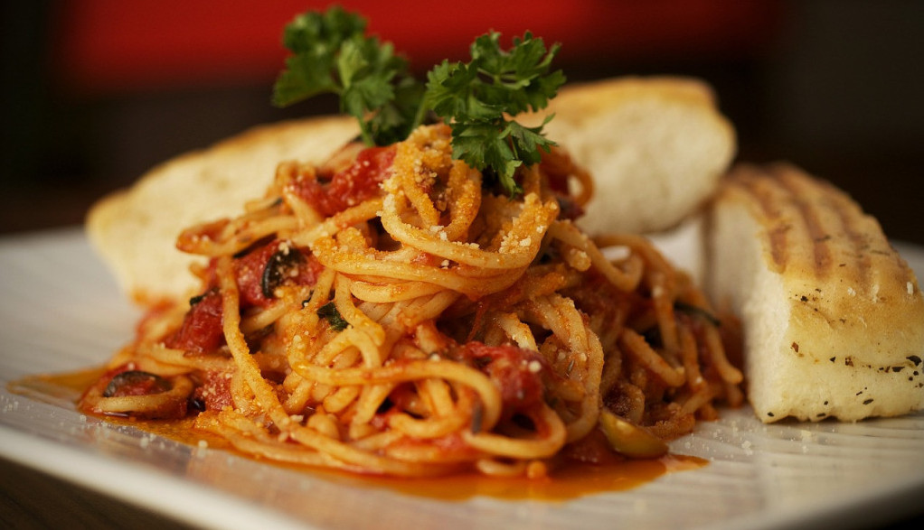 RUČAJTE KAO ITALIJANI Brzi špageti samo sa paradajz sosom