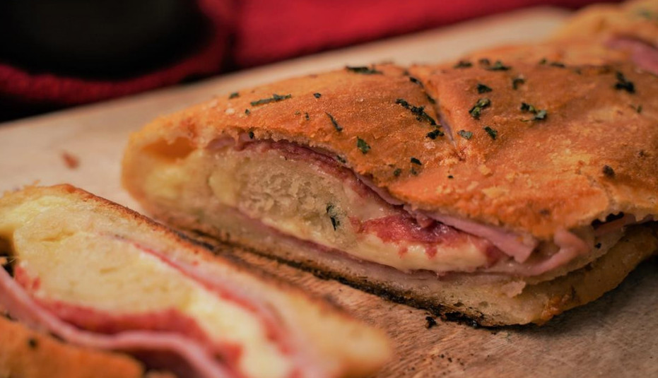 DA LI STE JELI UROLANU PICU? Stromboli je čuveni italijanski specijalitet, a ukus je savršen!