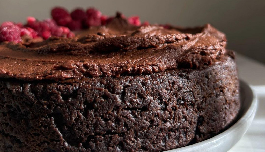 Sočna čokoladna torta s keksom gotova za manje od 30 minuta, idealna za iznenadne goste!