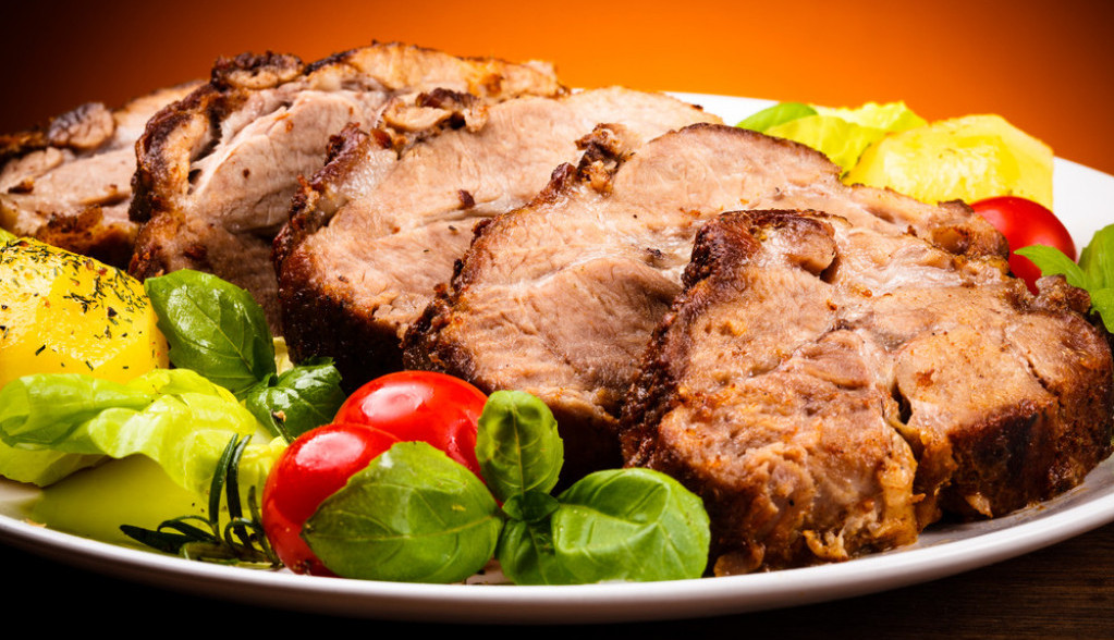 PREDLOG ZA SAVRŠEN RUČAK Svinjsko meso sa pikantnim krompirom, sočno i ukusno jelo