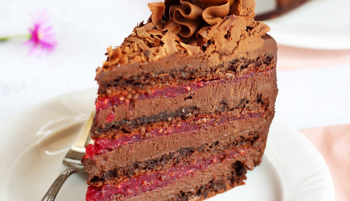 POPULARNA I RASKOŠNA BARON TORTA Kombinacija čokolade i osvežavajućih malina nikoga ne ostavlja ravnodušnim!