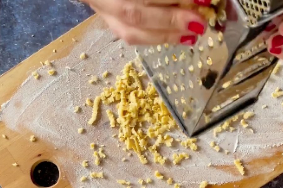 Ponestalo vam je rezanaca za supu? Bez brige, napravite starinsku TARANU od jaja i brašna (VIDEO)
