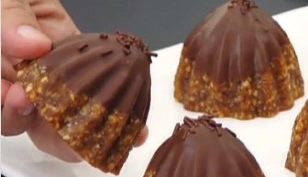 BEZ BRAŠNA, BEZ JAJA Dekorativni kolačići SULTANOVA TVRĐAVA od urmi i ovsenih pahuljica, preliveni čokoladom (VIDEO)