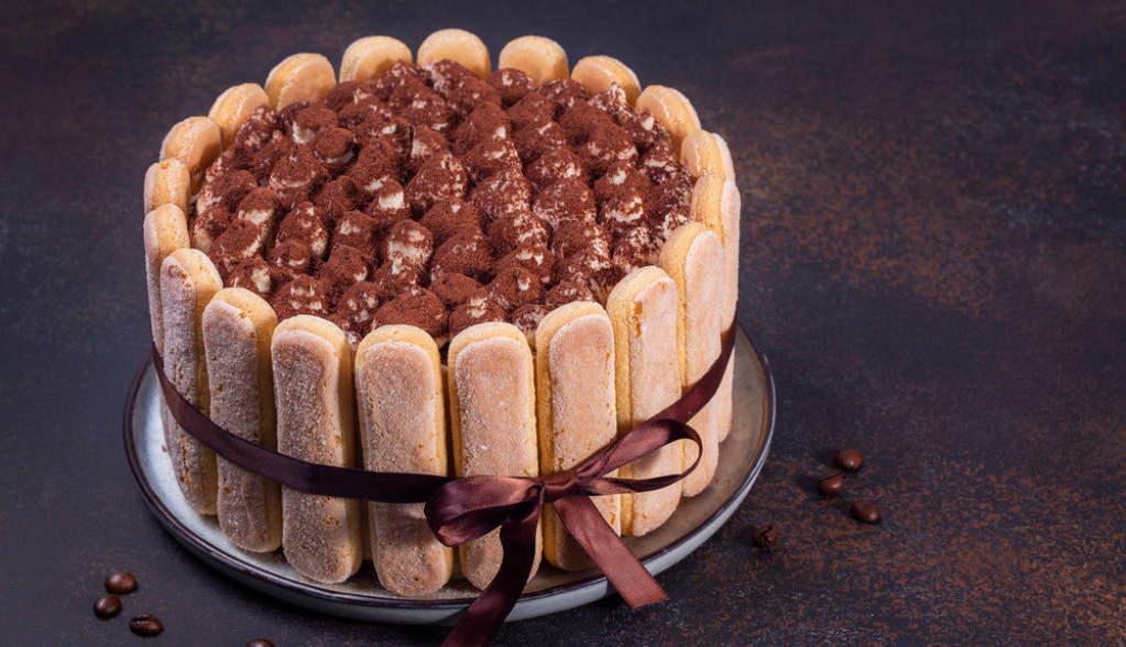 ŠARLOTA SA ČOKOLADOM Zasladite Mladence kremastom tortom od piškota i čokolade