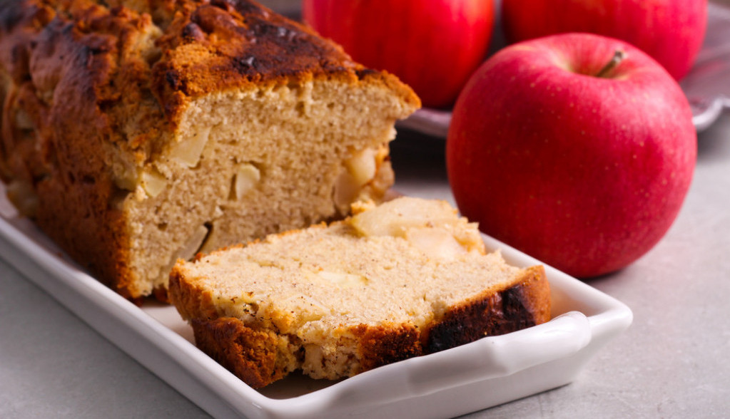 UŽINA U KOJOJ SVI UŽIVAJU Biskvitni kolač sa jabukama, mekan i mirišljav