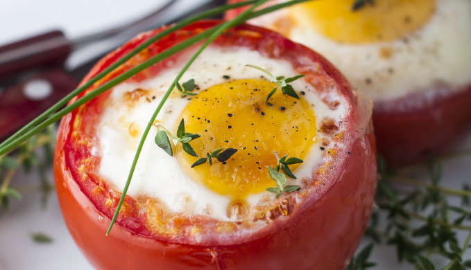 DORUČAK ZA POŽELETI Jaja unutar paradajza je predivno i malo drugačije jelo