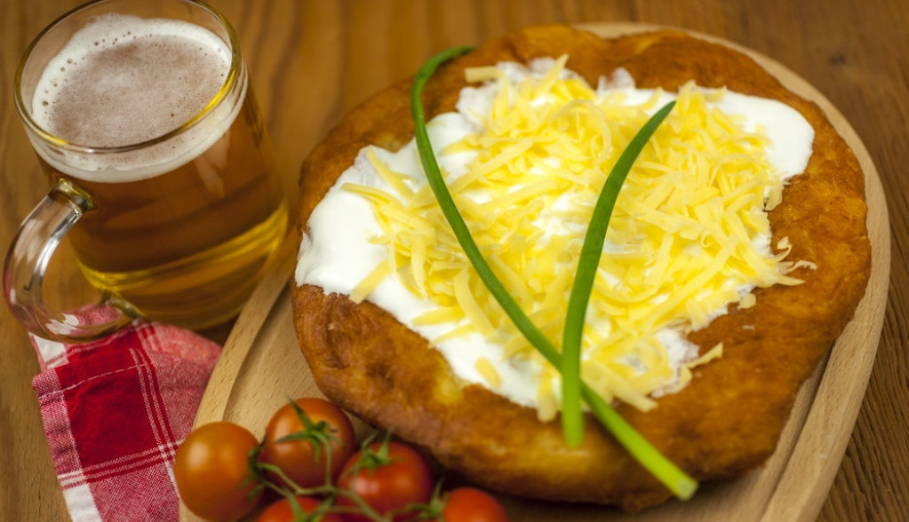 RECEPT ZA ČUVENI LANGOŠ Probajte mađarske mekike sa namazom od luka i sira