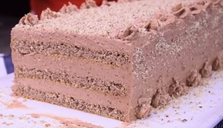 RASKOŠNA POSLASTICA Torta sa orasima i čokoladom je popularna generacijama
