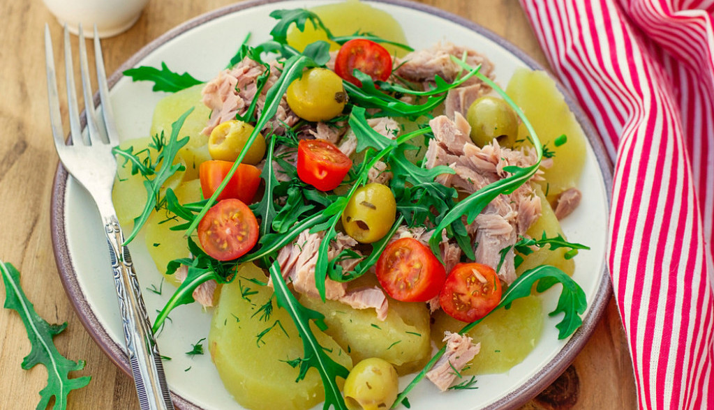 ZDRAVI ZALOGAJI Salata od krompira, tunjevine i povrća može da bude obrok ako pazite na liniju