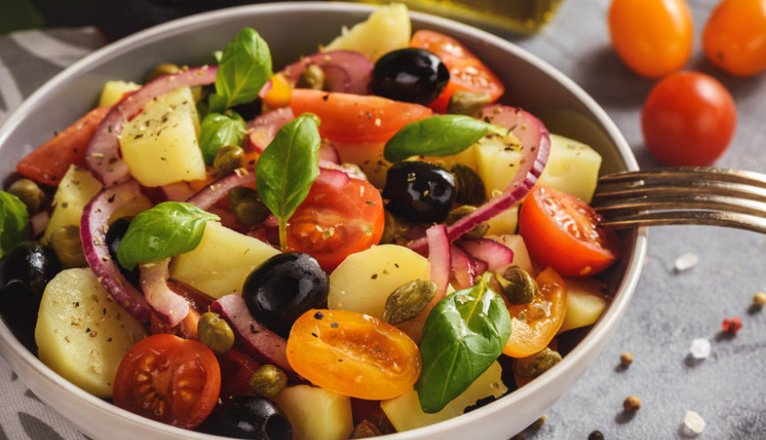 MEDITERANSKI SPECIJALITET Grčka salata od krompira i drugog povrća seća na more