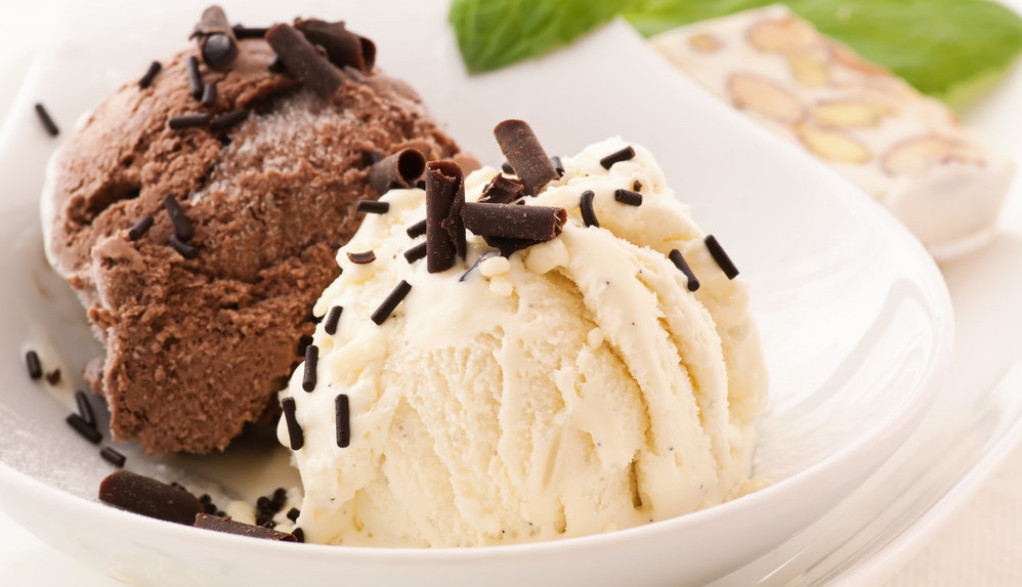 OSVEŽAVAJUĆI DESERT Fantastičan sladoled od crne i bele čokolade, a idu samo 4 štangle!