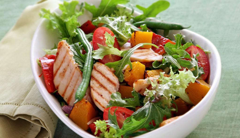 ZDRAVI ZALOGAJI Pileća salata sa začinskim biljem može da bude i obrok