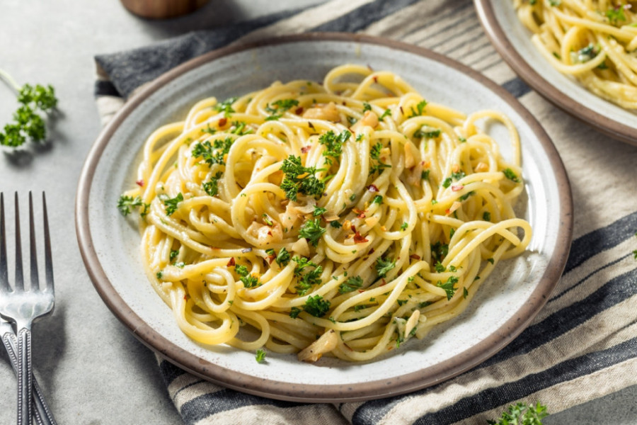 ZAČINJENO I JEFTINO Aromatični špageti sa belim lukom su na stolu za 30 minuta
