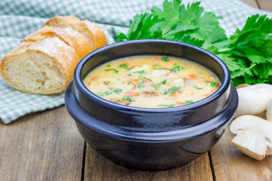 RUČAK SE BEZ NJE NE POČINJE Bela pileća supa bez rezanaca, po bakinom receptu
