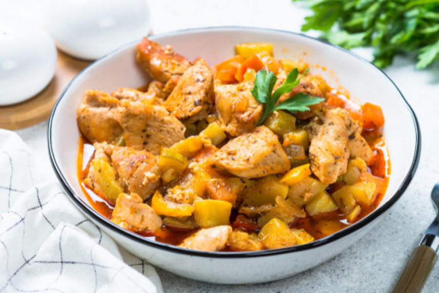 Brz ručak za one s plitkim džepom PILETINA S TIKVICAMA I MASLINKAMA