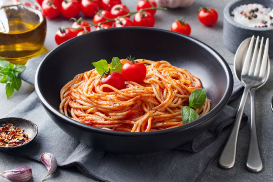Ručak gotov samo za 20 minuta: Recept za špagete s paradajzom i bosiljkom iz jednog lonca