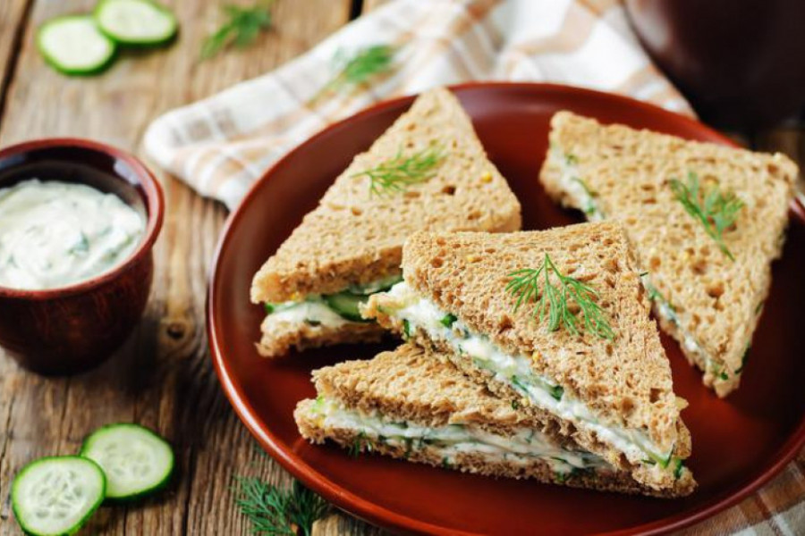 IDEJA ZA SLANE ZALOGAJE Kremasti sendvič s krastavcem je savršen kao doručak ili popodnevna užina