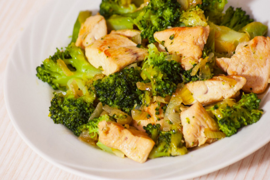 MAGIČNA KOMBINACIJA Piletina sa brokolijem i prelivom od soja sosa, sočni i zdravi zalogaji