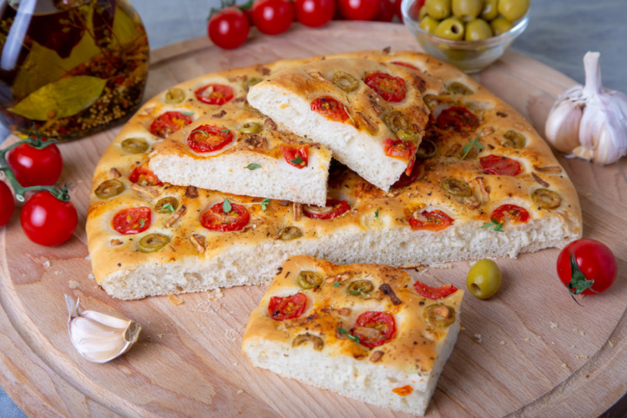 ITALIJANSKI ZALOGAJI Recept za fokaču sa čeri paradajzom koju možete poslužiti kao meze ili obrok