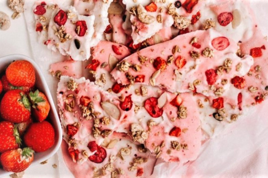 Zaleđene pločice od jogurta i jagoda