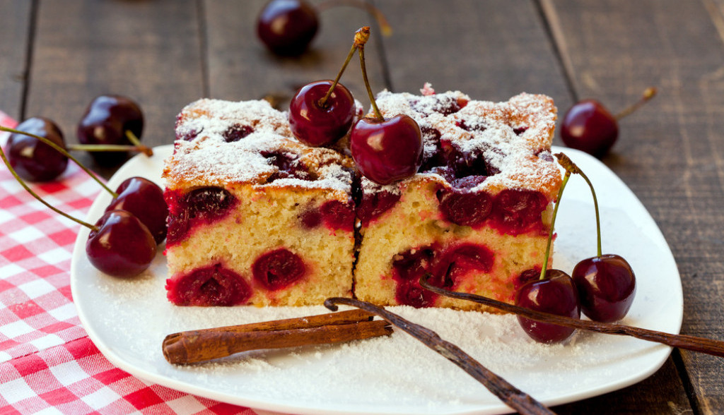 žuti kolač sa trešnjama