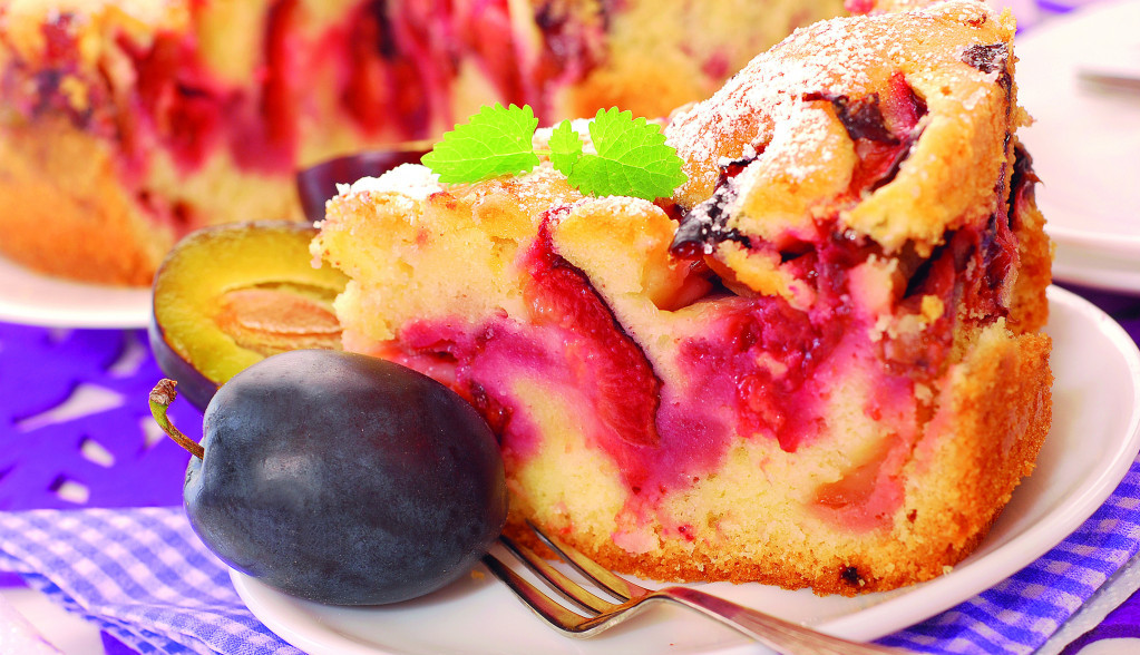 griz kolač sa šljivama