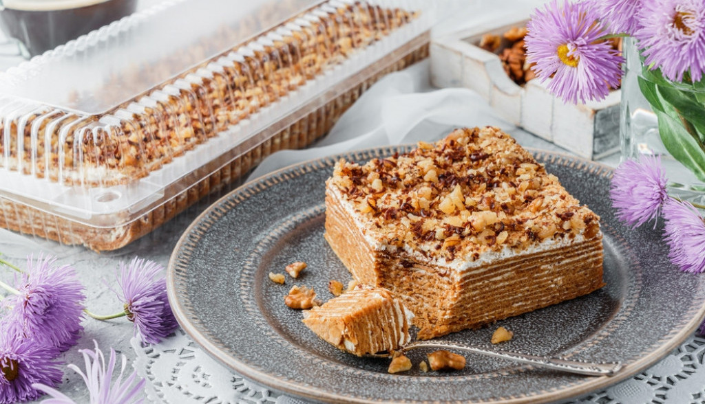 kolač sa medom i orasima