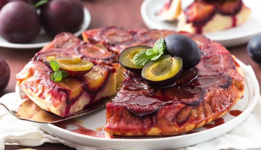 prevrnuti kolač sa šljivama