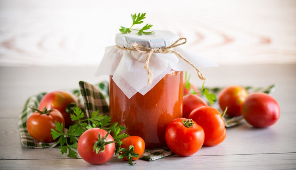 mleveni nekuvani paradajz