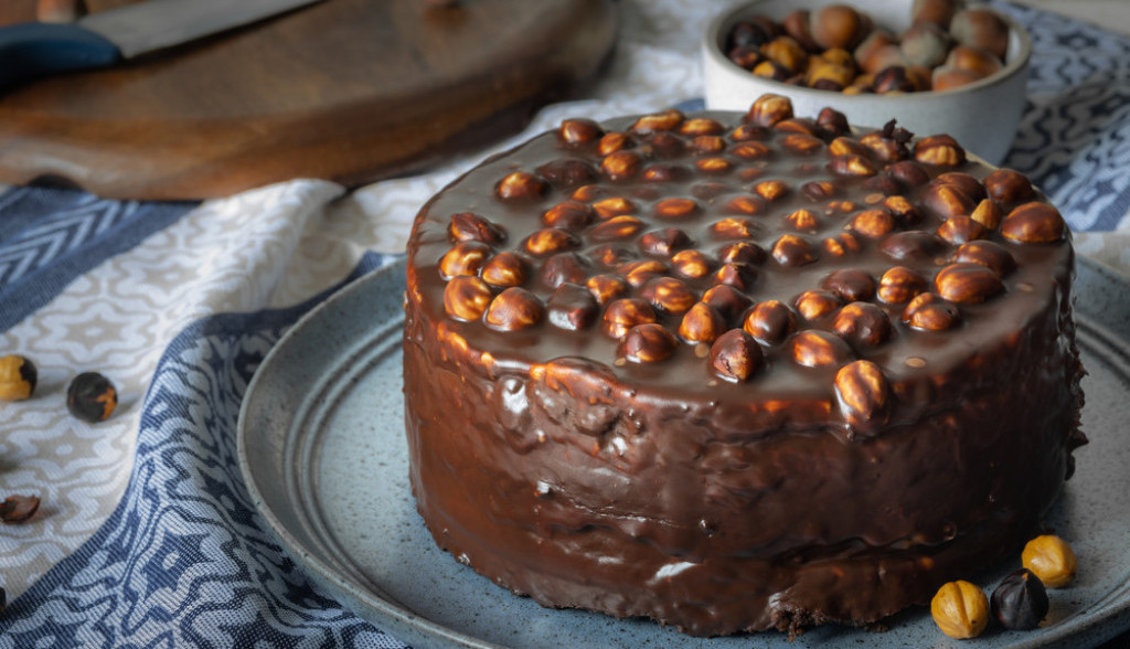 čokoladna torta sa orasima