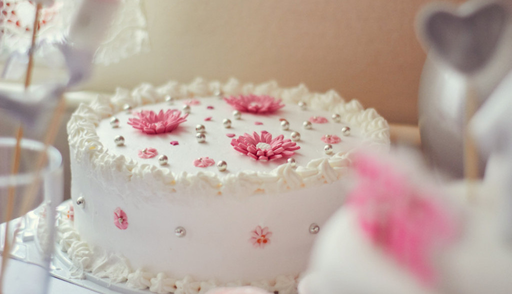 beli anđeo sa malinama