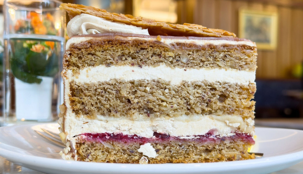 kolač sa džemom i orasima