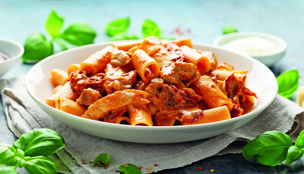 pasta sa ajvarom i belim mesom