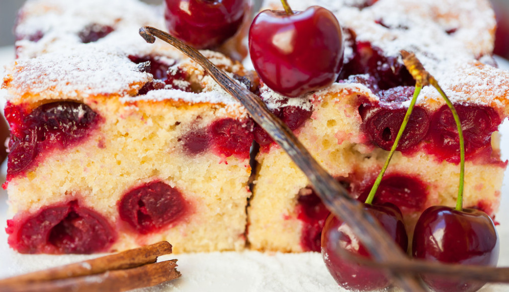 žuti kolač sa višnjama