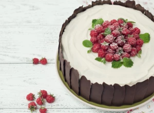 NAJTRAŽENIJI RECEPT ZA TORTU S MALINAMA Raskošna kombinacija čokolade i crvenog voća