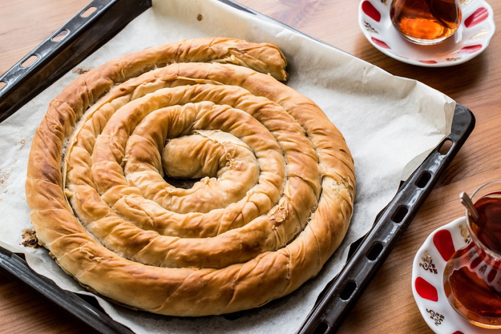 TOLIKO DOBRA DA ĆETE JE IZNOVA I IZNOVA SPREMATI Pita sa mesom, dva sastojka joj daju posebnu sočnost