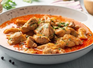 BOLJI NISTE JELI Fino ukrčkani pileći paprikaš, savršen porodični ručak